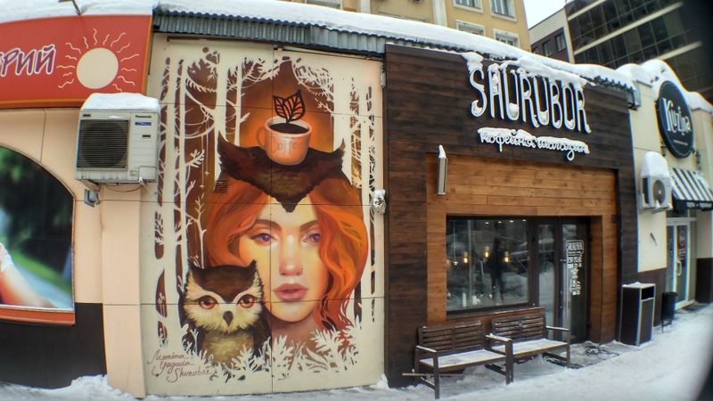 Файл:Девушка с совой (Shurubor coffeeshop).jpg